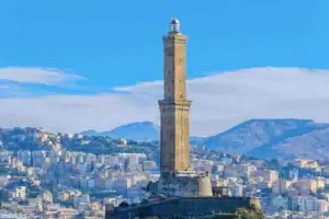 Torri di Genova, iconico faro sulla città con vista sul mare e le colline circostanti.